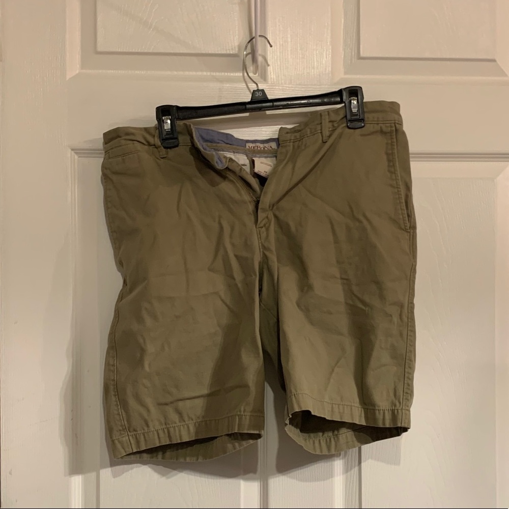 Men’s khaki shorts